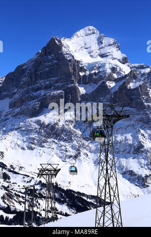 Schwarzer Strand bei sonnigem Tag in island Stockfoto