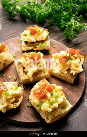 Sandwiches mit Rührei, grüne Zwiebeln und Tomaten. Gesunde Snack Stockfoto