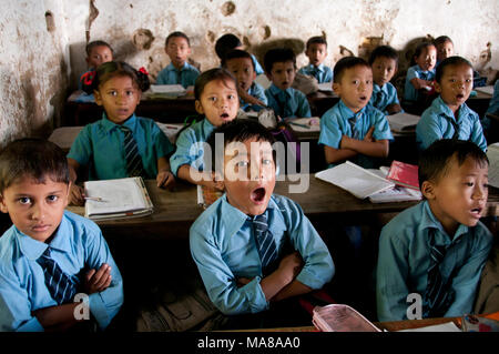 Nepal 2014. Khandbari. "Boarding" Grundschule (d. h. privat). Schülerinnen und Schüler in der Klasse beantworten Lehrer. Stockfoto