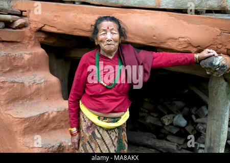 Nepal 2014. Pangma Dorf. Eine ältere Frau, die neben ihrem Haus. Stockfoto