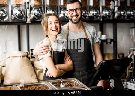 Porträt eines jungen Paares der Baristas gemeinsam an der Theke der "Coffee Store Stockfoto