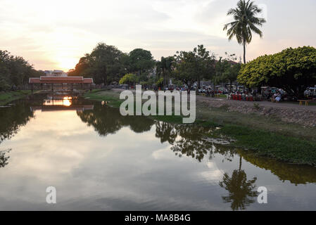 Siem Reap, Kambodscha - 10 Januar 2018: Fluss mit Brücke und Nacht Markt in Siem Reap, Kambodscha Stockfoto