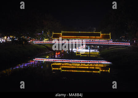 Siem Reap, Kambodscha - 10 Januar 2018: beleuchtete Brücke und Nacht Markt in Siem Reap, Kambodscha Stockfoto