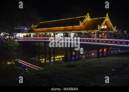 Siem Reap, Kambodscha - 10 Januar 2018: beleuchtete Brücke und Nacht Markt in Siem Reap, Kambodscha Stockfoto