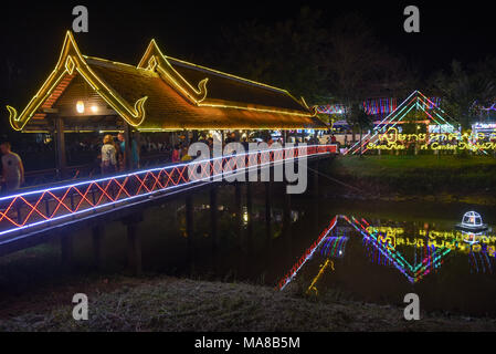 Siem Reap, Kambodscha - 10 Januar 2018: beleuchtete Brücke und Nacht Markt in Siem Reap, Kambodscha Stockfoto