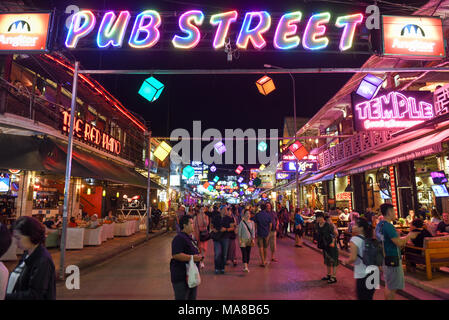 Siem Reap, Kambodscha - 10 Januar 2018: Menschen zu Fuß auf beleuchteten Pub Street in Siem Reap, Kambodscha Stockfoto