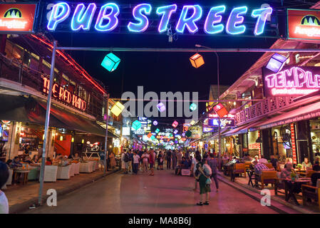 Siem Reap, Kambodscha - 10 Januar 2018: Menschen zu Fuß auf beleuchteten Pub Street in Siem Reap, Kambodscha Stockfoto