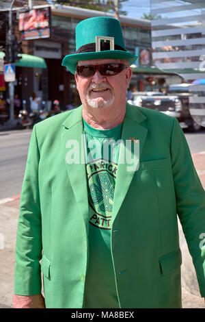 St. Patrick's Day. Derrick Kane. Älterer irischer Mann, in Grün gekleidet. Stockfoto