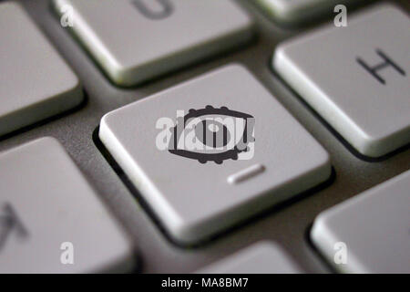 Bild von Auge Symbol auf dem Computer Tastatur Taste Stockfoto