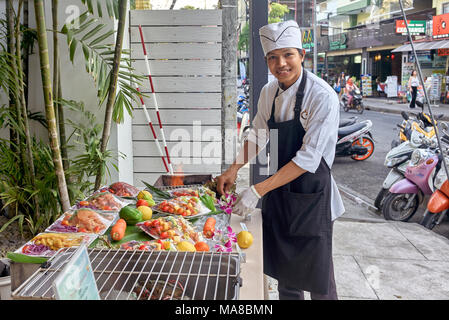 Thailand Koch. Street Grill, essen Anzeige Stockfoto