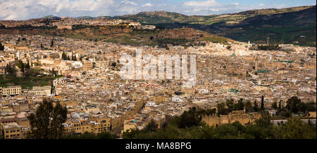 Marokko, Fes, Erhöhte Ansicht von Fes el Bali medina von unten Borj Sud, Panoramablick Stockfoto