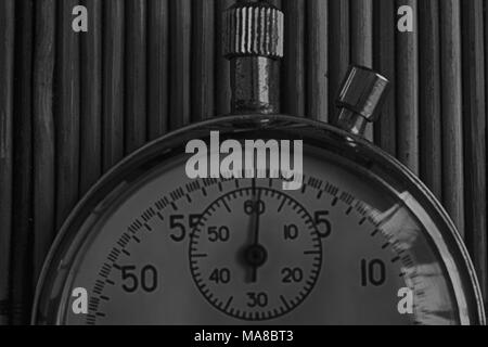 Vintage Antiquitäten Stoppuhr, Retro auf hölzernen Hintergrund, Wert messen Zeit alte Uhr Pfeil Minute Sekunde Genauigkeit Timer aufnehmen. Stockfoto