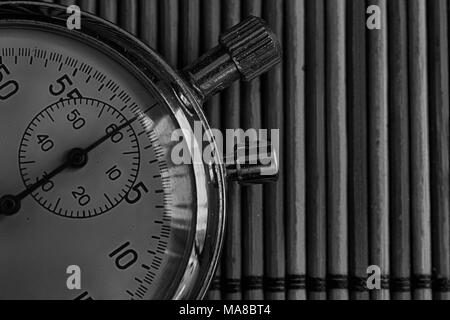 Vintage Antiquitäten Stoppuhr, Retro auf hölzernen Hintergrund, Wert messen Zeit alte Uhr Pfeil Minute Sekunde Genauigkeit Timer aufnehmen. Stockfoto