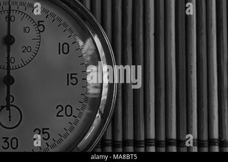 Vintage Antiquitäten Stoppuhr, Retro auf hölzernen Hintergrund, Wert messen Zeit alte Uhr Pfeil Minute Sekunde Genauigkeit Timer aufnehmen. Stockfoto