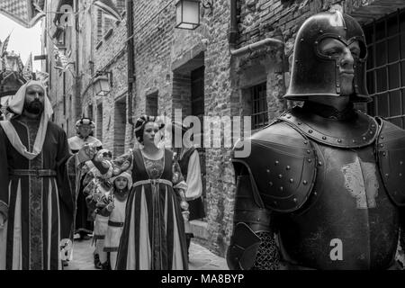 TORRITA DI SIENA, Italien - 25. März: Der historische Prozession marschiert auf dem Gebiet der Esel Palio am 25. März 2018 in Torrita di Siena. Die 62. Ausgabe der Esel Rennen findet in Torrita di Siena. Stockfoto