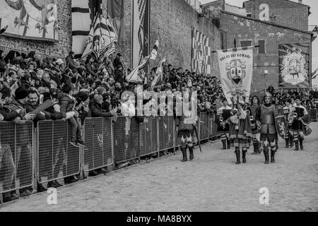 TORRITA DI SIENA, Italien - 25. März: Der historische Prozession marschiert auf dem Gebiet der Esel Palio am 25. März 2018 in Torrita di Siena. Die 62. Ausgabe der Esel Rennen findet in Torrita di Siena. Stockfoto