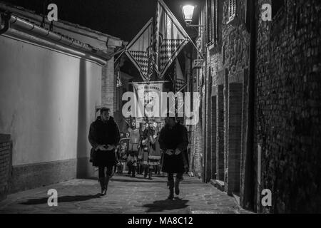 TORRITA DI SIENA, Italien - 24. März: Der historische Prozession marschiert auf dem Gebiet der Esel Palio am 24. März 2018 in Torrita di Siena. Die 62. Ausgabe der Esel Rennen findet in Torrita di Siena. Stockfoto