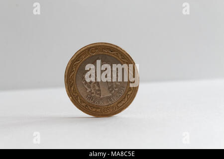 Türkische Münze liegen auf isolierten weißen Hintergrund Konfession ist eine Lira Stockfoto