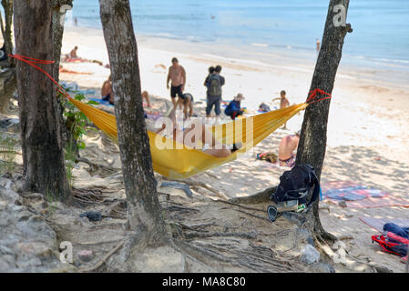 Frau Entspannung in einer Hängematte zwischen den Bäumen am Ao Nang Beach Krabi Thailand Stockfoto