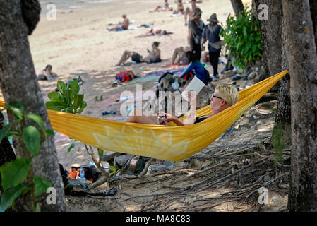 Frau Entspannung in einer Hängematte zwischen den Bäumen am Ao Nang Beach Krabi Thailand Stockfoto