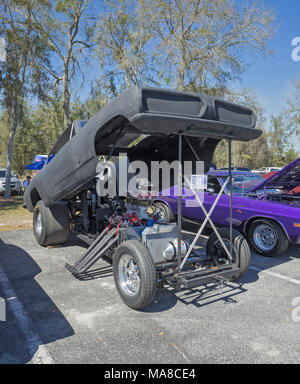 Auto Show in Ft. Weiß, Florida. 1968 Dodge Barracuda lustig Auto. Stockfoto