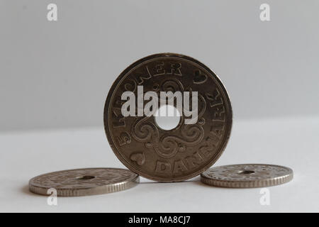 Drei Dänemark Münzen liegen auf isolierten weißen Hintergrund der Münze Konfession ist 5 Krone (Crown) - Rückseite Stockfoto