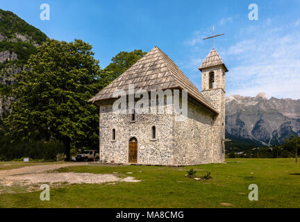 Stein- und Kiesstrand Kirche in Theth, Albanischen Alpen, Albanien Stockfoto