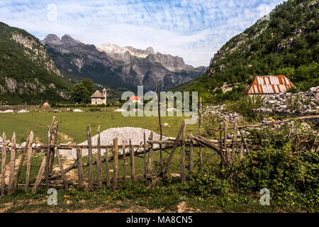 Malerische Theth Mountain Village Panorama mit einem alten hölzernen Lattenzaun und eine alte Kirche, Northern Region Shkodra, Albanien Stockfoto