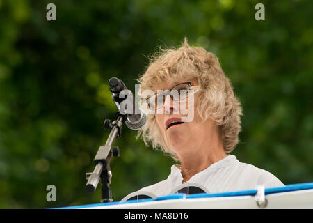 Liz Crew, ein Bauer aus Moorland in der Somerset Levels, durch das Hochwasser im Jahr 2014 Hit spricht auf der Kundgebung auf der Millbank am Ende der Messe '#fortheloveof' Lobby durch die Climate Change Coalition. Stockfoto