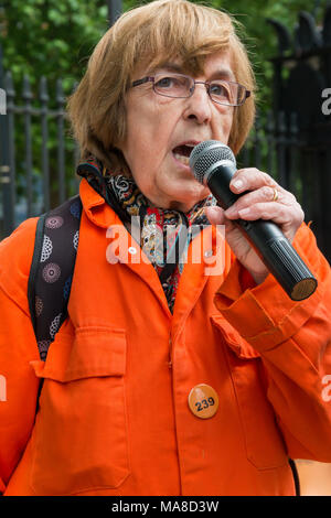 Freude Hurcombe der Freien Shaker Aamer Kampagne Rede auf der Kundgebung an der Downing Street auf Magna Carta Tag fordert Gerechtigkeit für Shaker Aamer, ohne Gerichtsverfahren oder kostenlos seit 2001 statt. Stockfoto