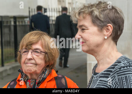 Freude Hurcombe der Freien Shaker Aamer Kampagne und Kate Hudson von CND auf der Kundgebung in Downing Street auf Magna Carta Tag fordert Gerechtigkeit für Shaker Aamer, ohne Gerichtsverfahren oder kostenlos seit 2001 statt. Stockfoto