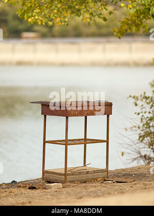 Alte rostige Grill steht auf dem Hintergrund der See Stockfoto