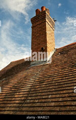 Ein Teil der Bilder zeigt original verfallen, dann die Renovierung von Ziegeldach, Regenrinnen etc. auf 1900 brick House in Shropshire UK Stockfoto