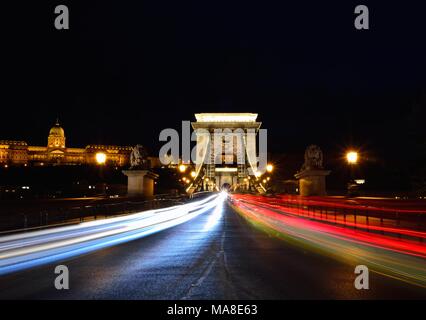 Verkehr auf SzŽchenyi Kettenbrücke über die Donau, die Stadt Budapest, Ungarn. Stockfoto