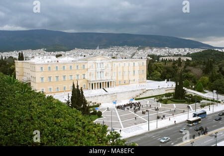 Athen, Griechenland - 29. März 2015: Der Blick von oben auf das Gebäude des griechischen Parlaments, Syntagma Platz, die Straße und die Stadt Athen. Stockfoto