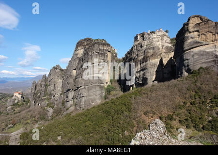 Schöne Aussicht von Klöstern in Meteora im Frühjahr sonnigen Tag, Griechenland. Stockfoto