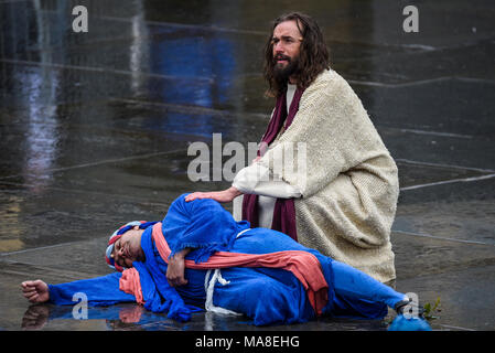 Wintershall CIO porträtiert die Passion und die Auferstehung von Jesus Christus über den Trafalgar Square als Bühne. Christus ist von James Burke-Dunsmore gespielt Stockfoto