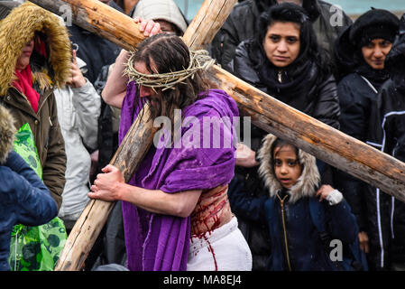 Wintershall CIO porträtiert die Passion und die Auferstehung von Jesus Christus über den Trafalgar Square als Bühne. Christus ist von James Burke-Dunsmore gespielt Stockfoto