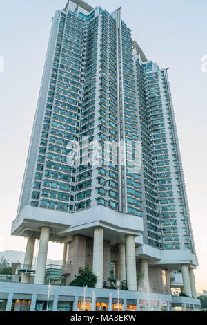 Gemeinsame moderne Wolkenkratzer, Hochhäuser, Architektur, die Erhöhung in den Himmel, Sonne. Konzepte der Finanz, Wirtschaft, Zukunft etc.. Stockfoto