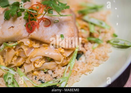 Gesunde und Gewicht-Verlust-Diät essen, Das ist die thailändische frische Frühlingsrollen Es ist von vielen Zutaten wie getrocknete Garnelen, Sprossen, Frühlingszwiebeln, Ei wickelte w Stockfoto
