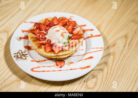 Toast mit Eis und frische Erdbeeren mit Schlagsahne auf weiße Platte Stockfoto