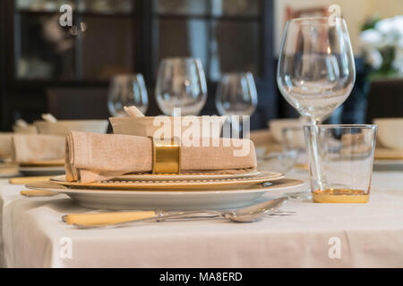 Leere Gläser im Restaurant. Stockfoto