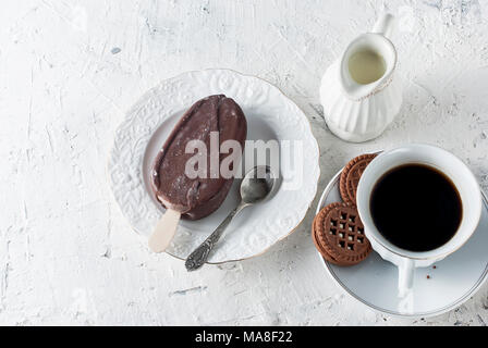Frühstück leckeres Eis in Milchschokolade und eine Tasse starken Kaffee Stockfoto