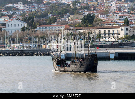 Santa Maria Holz- Schiff segelt nach Funchal Stockfoto