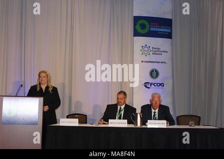 Stacy Charboneau hinter einem Podium, mit Panel Mitglieder Bryan Bower, und Jeff Bradford, am Tisch neben ihr, am United States Department of Energy (DOE) 2016 Nationale Cleanup Workshop in Zusammenarbeit mit der Energie Gemeinschaften Alliance (ECA) und FCOG, September 14-15, im Hilton Alexandria Mark Center in Alexandria, Virginia, mit freundlicher Genehmigung des US-Ministeriums für Energie, September, 2016. () Stockfoto