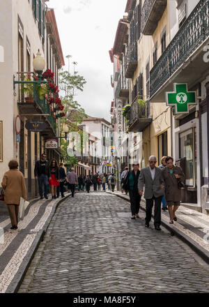 Touristen auf der Rua de Carriera in Funchal Madiera Stockfoto