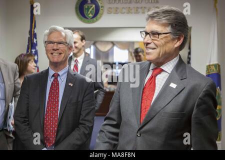 United States Department of Energy Secretary Rick Perry, rechts und leicht im Vordergrund stehen, mit der kanadischen Minister für Natürliche Ressourcen, James Gordon Carr, 30. März 2017, mit freundlicher Genehmigung des US-Departments für Energie, 29. März 2017. () Stockfoto