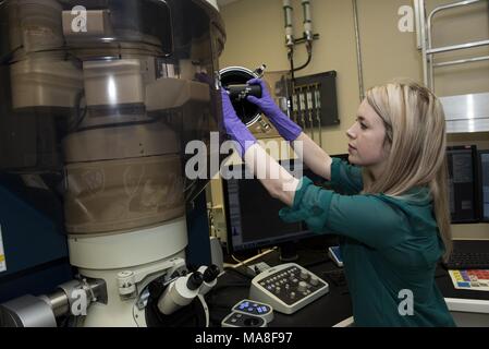 Weibliche Forscher verwendet die kalten Field Emission Scanning Transmission (KSE-Schaft) und Transmissionselektronenmikroskop (TEM) in einem Labor an der Pacific Northwest National Laboratory (Pnnl) in Richland, Washington, mit freundlicher Genehmigung des US-Departments für Energie, 15. November 2016 entfernt. () Stockfoto