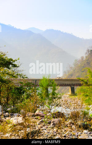 Vertikale Schuß in Haridwar, rishikesh und shivpuri mit Morgen kommen die Berge und fallen auf einer Brücke und einem ausgetrockneten Flussbett. Stockfoto