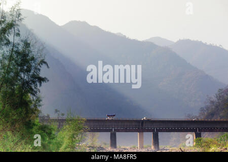 In einem Tal im Himalaya Schoß die Lampe aus, den Berg und das Schlagen der Brücke machen dies zu einem perfekten touristische Bild für Reisen in Indien Stockfoto